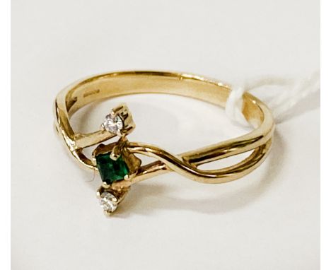 9CT GOLD EMERALD &amp; DIAMOND RING - SIZE M