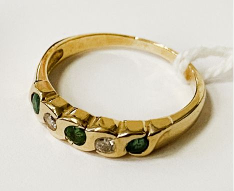 18CT GOLD EMERALD &amp; DIAMOND RING - SIZE M - APPROX 3 GRAMS