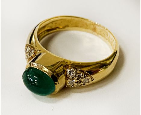 18CT GOLD EMERALD &amp; DIAMOND RING - SIZE K - 5.2 GRAMS APPROX