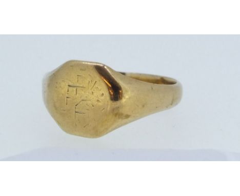 A 9ct gold gentleman's signet ring, 4.5g, size W to X 