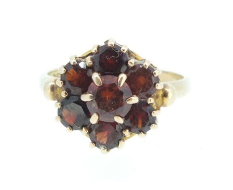 A 9ct gold and garnet cluster ring, size K, 2.8g 