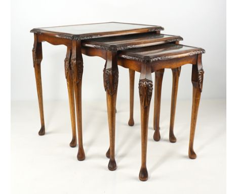 3 Satztische, Bevan &amp;amp; Funnell, England, Chippendale Stil Nussbaum, mit eingelassener Glasplatte; Maße kleinster Tisch