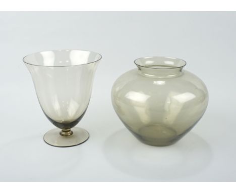 2 Vasen aus dünnwandigem, turmalinfarbenen Glas, Entwurf Wilhelm Wagenfeld, 1950er Jahre H.15,5cm und 16,5cm