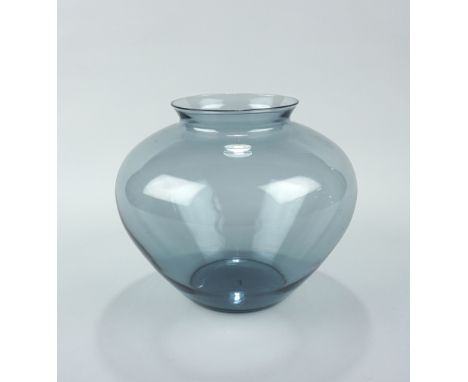 Herz-Vase, Entwurf Wilhelm Wagenfeld (1900 Bremen-1990 Stuttgart), Ausführung wohl WMF, Mitte 20.Jh.     Blauglas, H.16cm