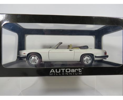 Minichamps 1:18 Scale Limited edition  Die cast model of an Audi TT Roadster Original box and packaging.  Ex Display conditio