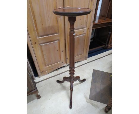 Attractive Mahogany Jardinaire stand with circular top. Measures 43 inches tall on three bracket feet and turned central colu