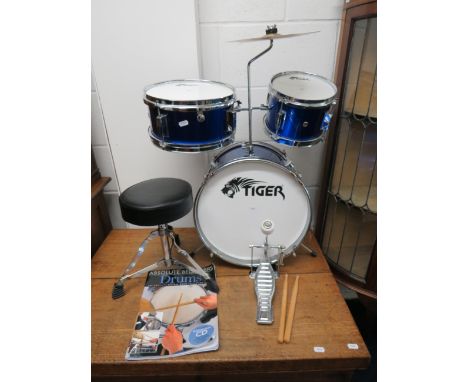 Junior drum kit with seat, Guide book and Intructional CD.   See photos.  S2