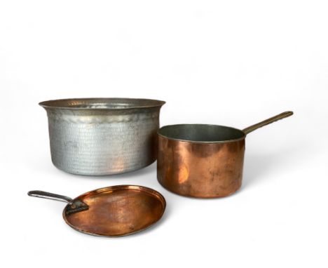 A large late Victorian copper saucepan, a copper saucepan lid, an aluminium cooking pot and other kitchenalia
The saucepan by