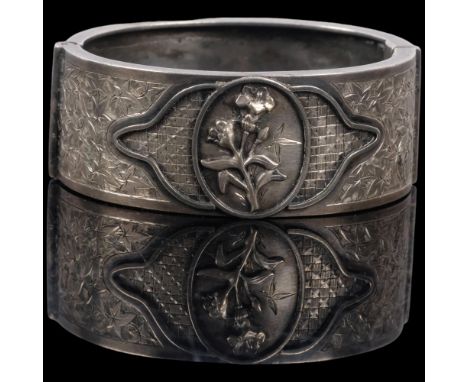 A Victorian Aesthetic Movement hinged bangle, unmarked silver, W2.5cm 