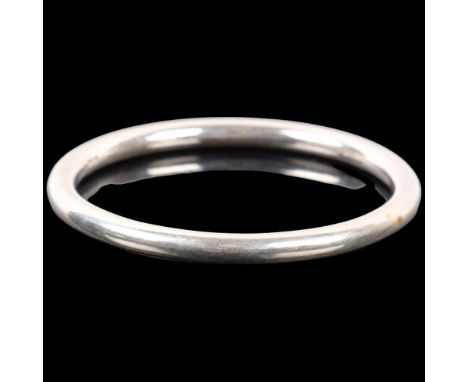 A heavy Elizabeth II solid silver slave bangle, indistinct maker, London 1988, internal circumference approx 19cm, 62.2g 