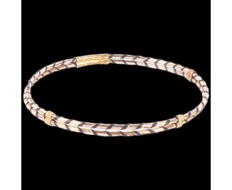 A yellow metal and elephant hair woven bangle, 2.6g 
