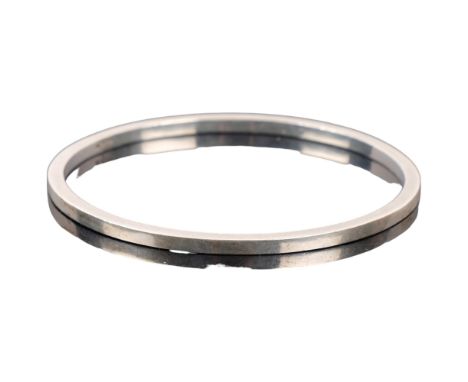 An Elizabeth II plain silver slave bangle, indistinct maker, London 1990, internal circumference approx 19cm, 20.5g 
