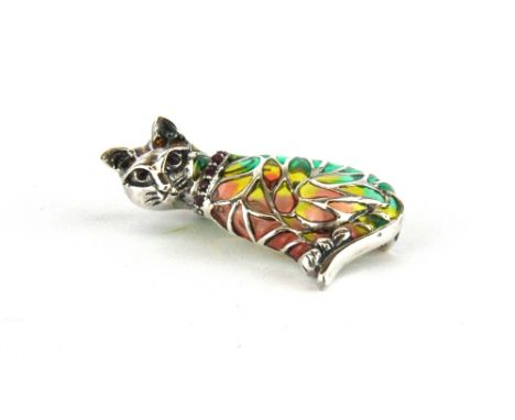 A 925 silver and champleve enamel cat pendant/brooch with ruby collar and garnet eyes, H. 4.5cm.