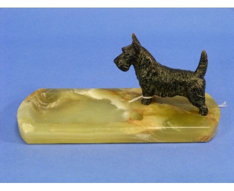 An Art Deco-style green marble pin-tray, of shaped rectangular form, surmounted by a bronze Scottish Terrior, 9½in (24cm) wid