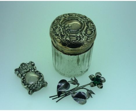 An early 20thC silver Vesta Case, marked "Stirling", of ornate rectangular form with chased foliate scroll decoration, 2¼in (