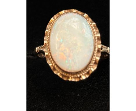 9ct Gold ring set with large opal stone Size O Weight 2.5g 