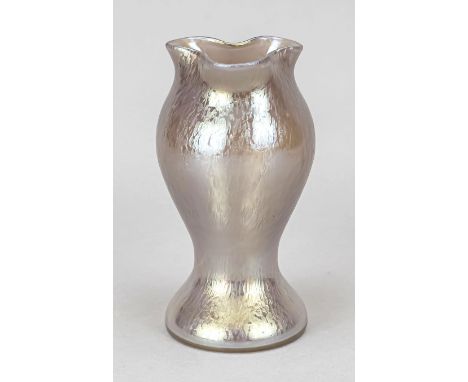 Vase, um 1900 wohl Loetz Witwe, Klostermühle, runder Stand, geschweifter und gebauchter Korpus mit 3-passiger Mündung, strukt