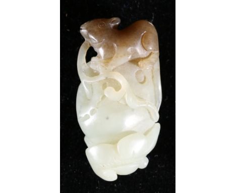 Chinese jade carving of a rat sitting atop a fruit with a lingzhi mushroom at its base, 4cm