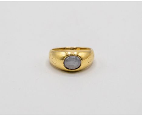 An 18ct gold star sapphire ring, the oval cabochon set stone of approximately 3.66 carats, size P/Q, approximately 7.3g  COND