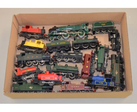 OO Gauge 16 x unboxed locomotives:- Includes tank & tender engines by Tri-ang, Hornby, Bachmann, Mainline Etc. Overall G, som