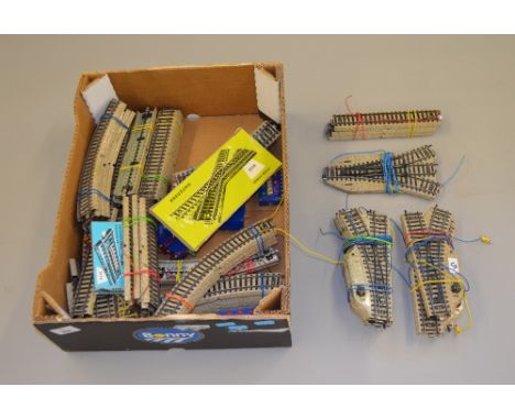 H0 Scale Marklin:- Qty of track including 3 x L/Hand points, 3 x R/Hand points, 3-way point & various other track sections. O