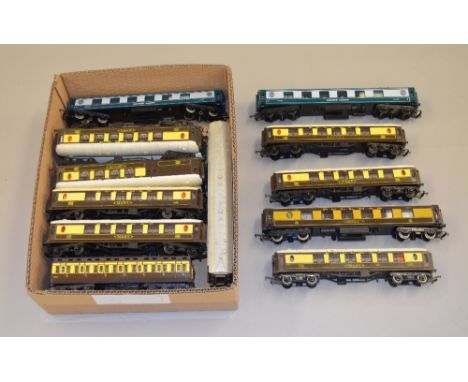 OO Gauge 17 x unboxed Tri-ang/Hornby coaches:- Includes Pullman coaches, Golden Arrow coaches & clerestory coaches. Overall F