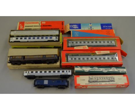 H0 Scale 11 x Coaches:- Includes 2 x Kitmaster built French coaches Type A9 Myfi/1958, 2 x 2 x Rivarossi V LP Wagon - Lits  c