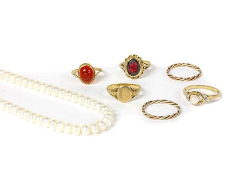 A quantity of jewellery, to include a 9ct gold signet ring, assay mark illegible, a 9ct gold single stone cabochon garnet rin