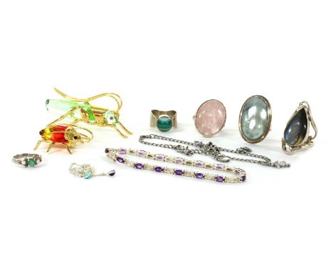 A quantity of silver jewellery, to include an emerald and split pearl ring, a sterling silver opal and sapphire cluster ring,