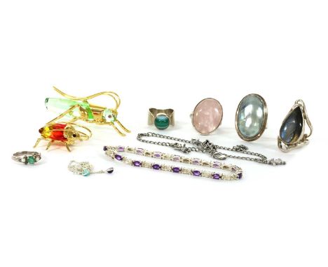 A quantity of silver jewellery, to include an emerald and split pearl ring, a sterling silver opal and sapphire cluster ring,