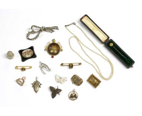 A quantity of jewellery, to include a gold seal with engraved monogram 'EH', tested as approximately 9ct gold, a gold cabocho