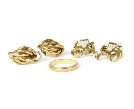 A 9ct gold wedding ring, with beaded edge, London, finger size M½, together with a pair of gold clip earrings with hinged ome