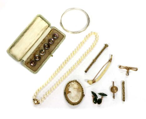 A quantity of jewellery, to include a gold chain link style bar brooch, a knot style bar brooch, and three other bar brooches