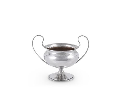 AN ARTS AND CRAFTS HAMMERED SILVER TWIN HANDLED CUP BY OMAR RAMSDEN & ALWYN CARRLONDON 1912Engraved Omar Ramsden et Alwyn Car