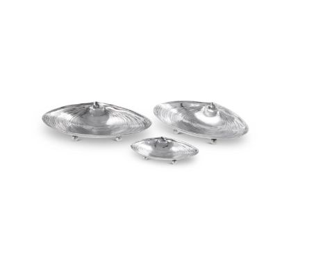 A SET OF THREE AMERICAN SILVER COLOURED MUSSEL SHELL SHAPED DISHES BY R. WALLACE & SONS MFG. CO.20TH CENTURYOn bead feet, two