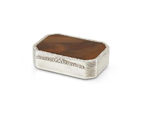 A GEORGE IV SILVER AND AGATE CANTED-RECTANGULAR SNUFF BOX PROBABLY BY JOHN LINNITLONDON 1824The inset cover with a foliate ch