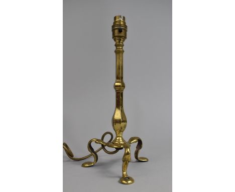 An Early 20th Century Brass Carriage Lamp on Tripod Scrolled Feet, 31ms High