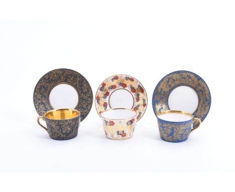 Drei Mokkatassen mit Untertassen Nymphenburg, 20. Jh. Konische mit C-Henkel; Bemalung mit Nadelzweigranken in Gold auf blauem