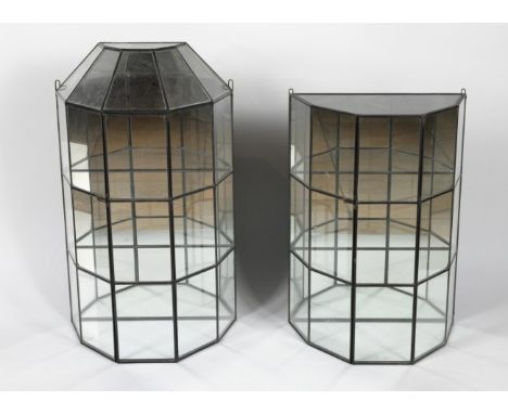 Zwei Vintage-Glasvitrinen 2. H. 20. Jh. Fünfkantige Vorderseite mit Mitteltür, je drei Böden, verglaste Rückwand, Wandaufhäng