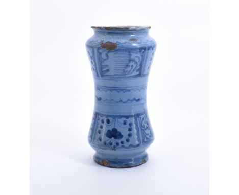 Albarello Italien, wohl Caltagirone, 18. Jh. Schlanke Zylinderform mit leicht eingezogener Wandung und gerundeter Schulter; a