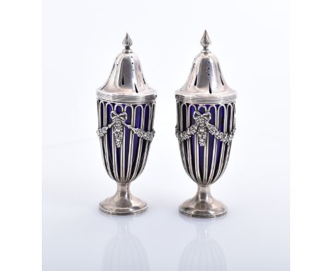 Zwei Gewürzstreuer Birmingham, 1908 William Hutton &amp; Sons Ltd. Gefußte Urnenform mit ornamental durchbrochenem Deckel, of