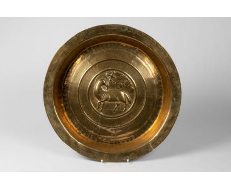 Große Beckenschlägerschüssel mit Agnus Dei Deutschland, 16. Jh. Im Zentrum des hochgewölbten Spiegels das Lamm Gottes in Meda