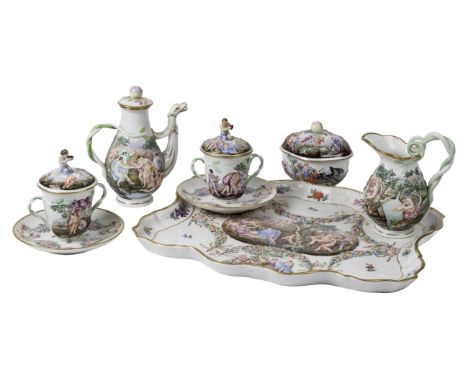 Tête-à-Tête mit mythologischen Szenen Capodimonte, 19. Jh. Kaffeekanne mit Tierkopfausguss (H. 17,5 cm), zwei Doppelhenkeltas