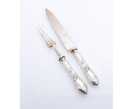 Zweiteiliges Tranchierbesteck Deutschland, um 1900 Plastische Griffe mit Blütendekor im Relief. Silber und Stahl. Gepunzt mit