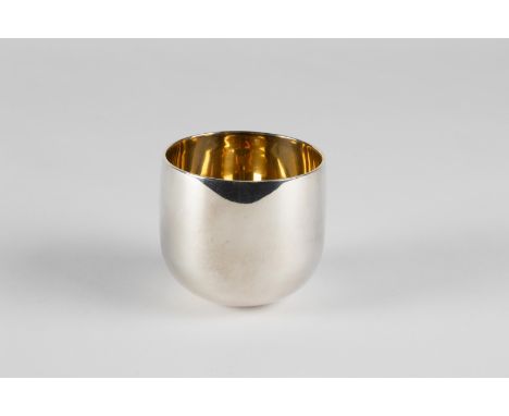 Faustbecher Rom, Bulgari - 2. H. 20. Jh. Bauchige Form mit glatter Wandung. Silber mit Innenvergoldung. Am Rand gepunzt mit F