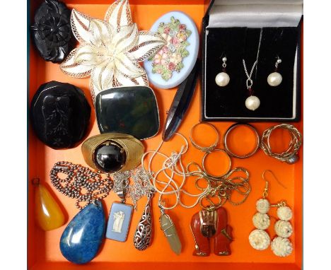 SELECTION OF SILVER AND OTHER JEWELLERYincluding a silver flower brooch, an agate set brooch, other vintage brooches; a pair 