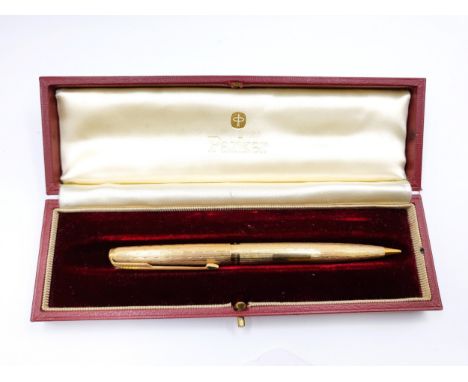 A 9ct yellow gold cased Parker pencil, the engine-turned body with stylised decoration, marked 375 'Made in England', 12.5 cm
