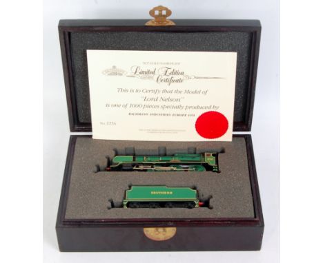 Bachmann Presentation Model of a southern malachite green 850 'Lord Nelson' engine and tender in presentation box, with certi