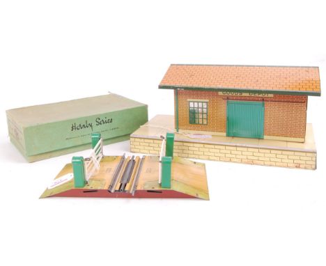 Hornby 1933-8 No. E1 level crossing with lighter green gateposts (VG-BG) with a 1955-57 No. 1 goods platform with tinprinted 