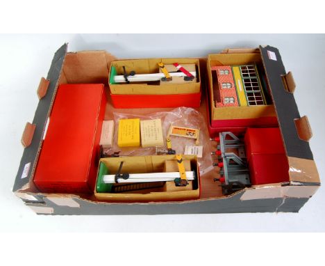 A large tray of Hornby mainly postwar accessories including 1954-69 No. 2 Distant signal with black lamp (NM-BVG), 1954-69 No